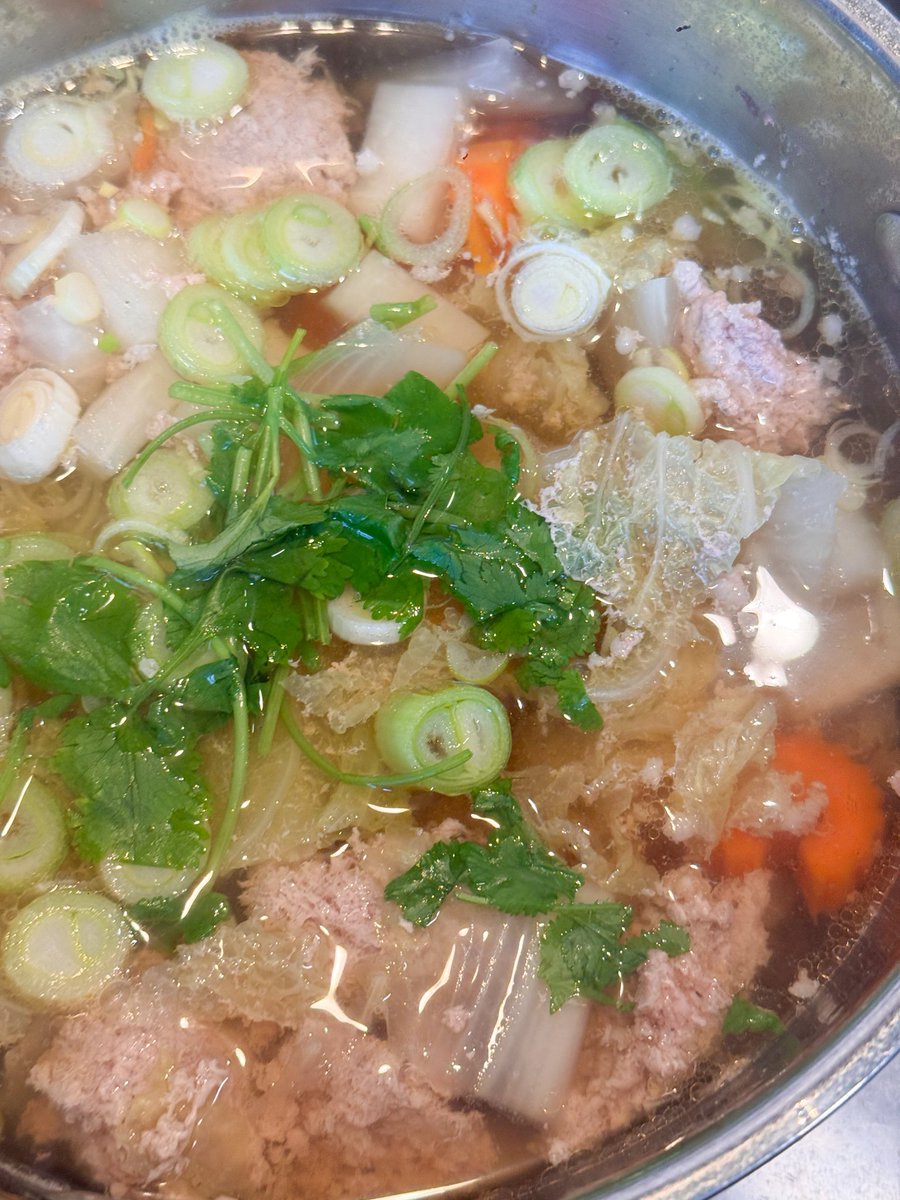 ตั้งแต่ได้สูตรหมักหมูจากคุณอิ่ม <a href="/goodforsoul16/">จุ้งเทมปุระเหนื่อยๆ</a> และการทำซุปให้อร่อยจากคุณโบว์ <a href="/BoMidnightBaker/">Ranse:แอคใหม่ แอคเดิมโดนลบไปแล้ว</a>  คือทำเมนูนี้บ่อยมาก
ต้มจืดหมูสับ
วิธีหมักหมูให้นุ่มๆ คือใส่น้ำลงไปในหมูหมัก คนๆให้น้ำซึมเข้าเนื้อหมู 
ต้มจืดให้ซุปอร่อยคือ ใส่หมูก้อนที่หมักไว้ลงไปตอนตั้งน้ำเลย 

#ครัวคุณณัฐ