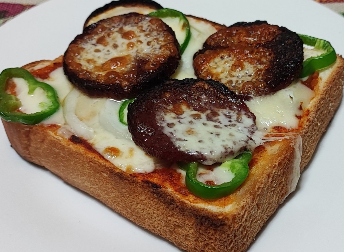 アラジンのオーブンで初めてのピザトースト🍕

初っ端はドライソーセージが焦げてしまって失敗💦
多分オーブンがドライソーセージの焦げを感知して焼けたと認識して加熱終了

その結果ソーセージは焦げたけどチーズは十分に加熱されず…🤔

具材の配置考えれば改善は出来そうかな