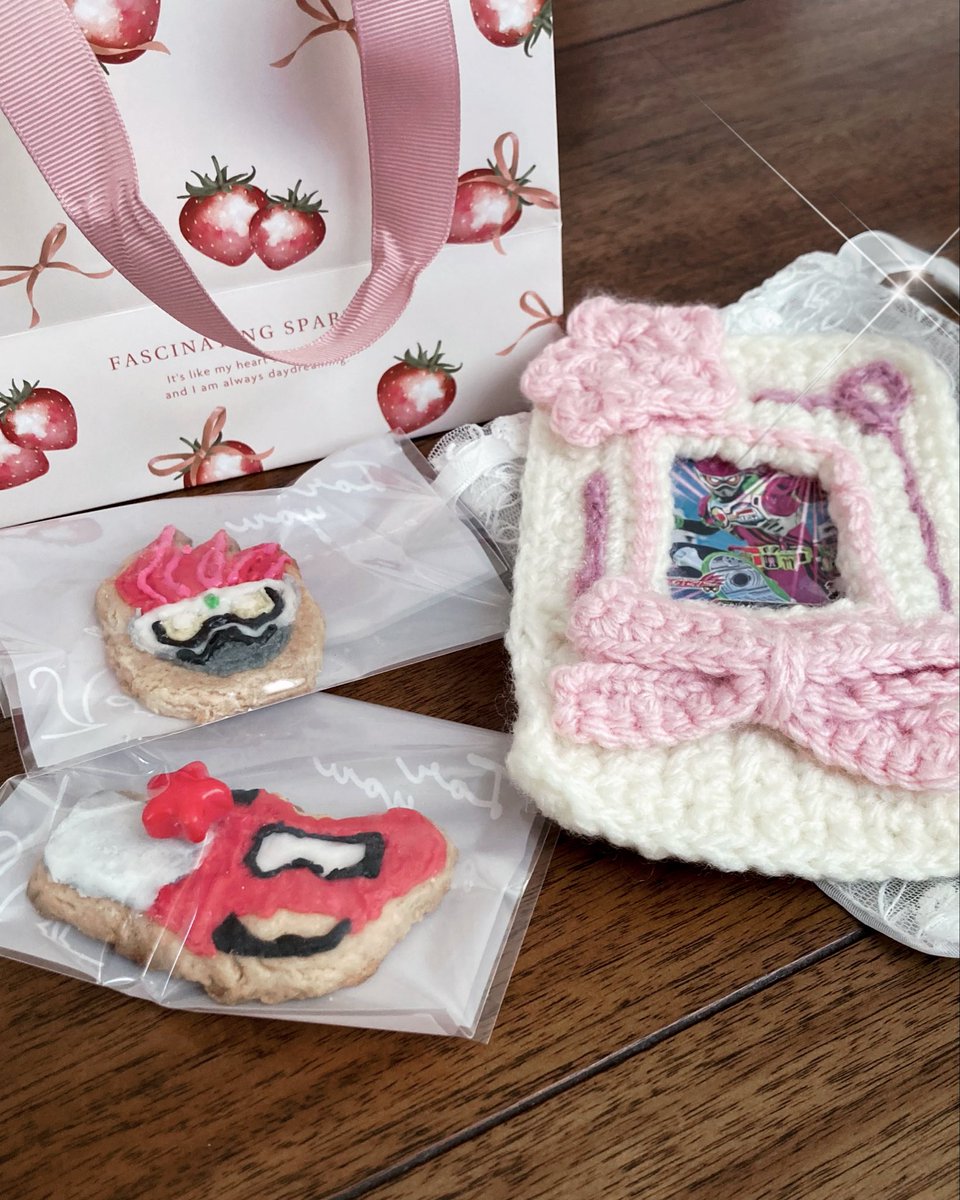 学校のお友達に誕生日プレゼントをもらいました♩ 
クッキーもめちゃくちゃかわいくてありがとうすぎた（ ;  ; ）（ ;  ; ）