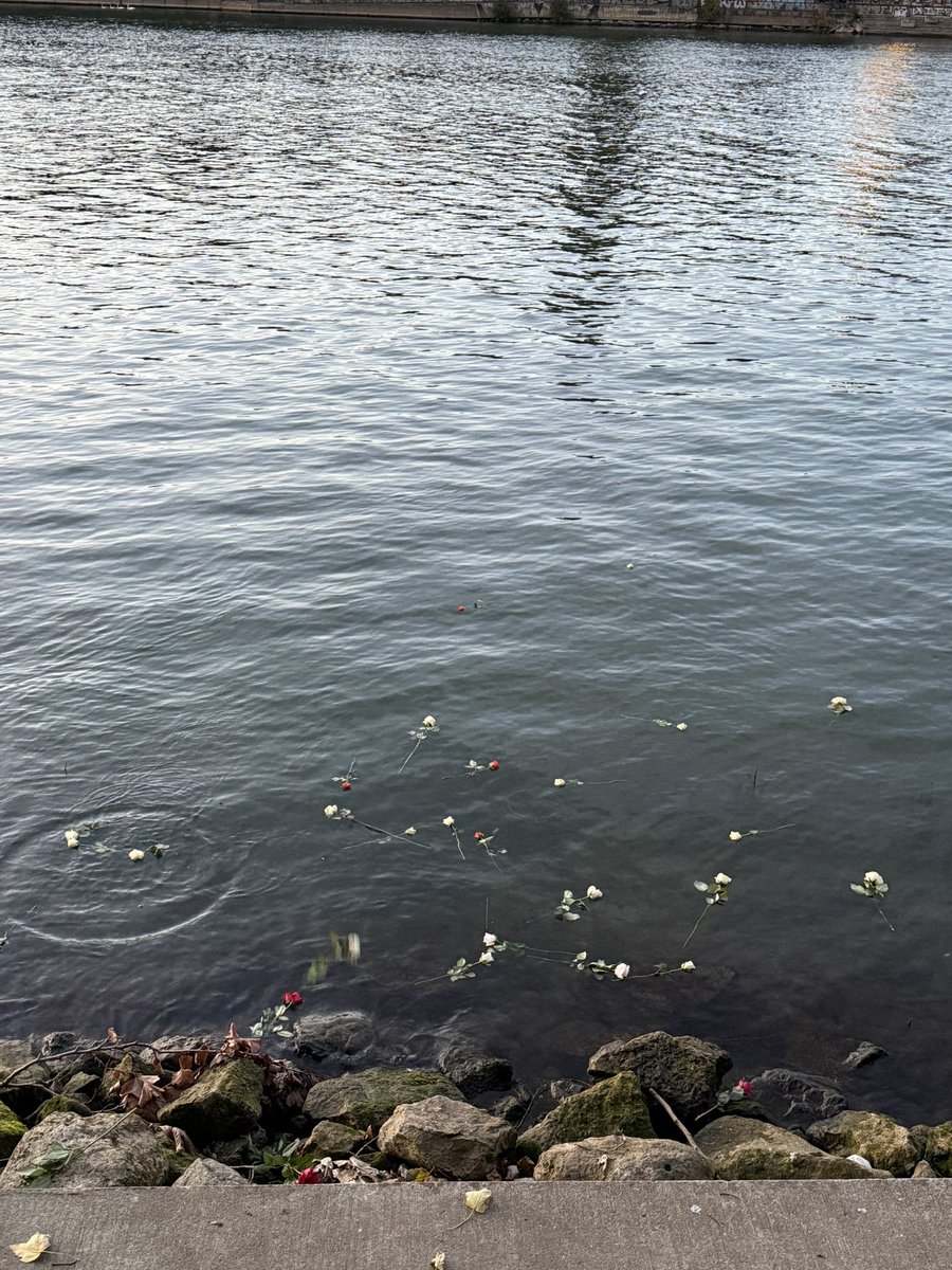 Le 17 octobre 1961, quelque 12 000 Algériens furent parqués, tabassés et plus d'une centaine furent noyés dans la Seine. 

Hier, au Pont de Clichy, nous étions nombreux à rendre hommage aux victimes, à leurs proches et descendants. 

Nous continuons de demander la reconnaissance
