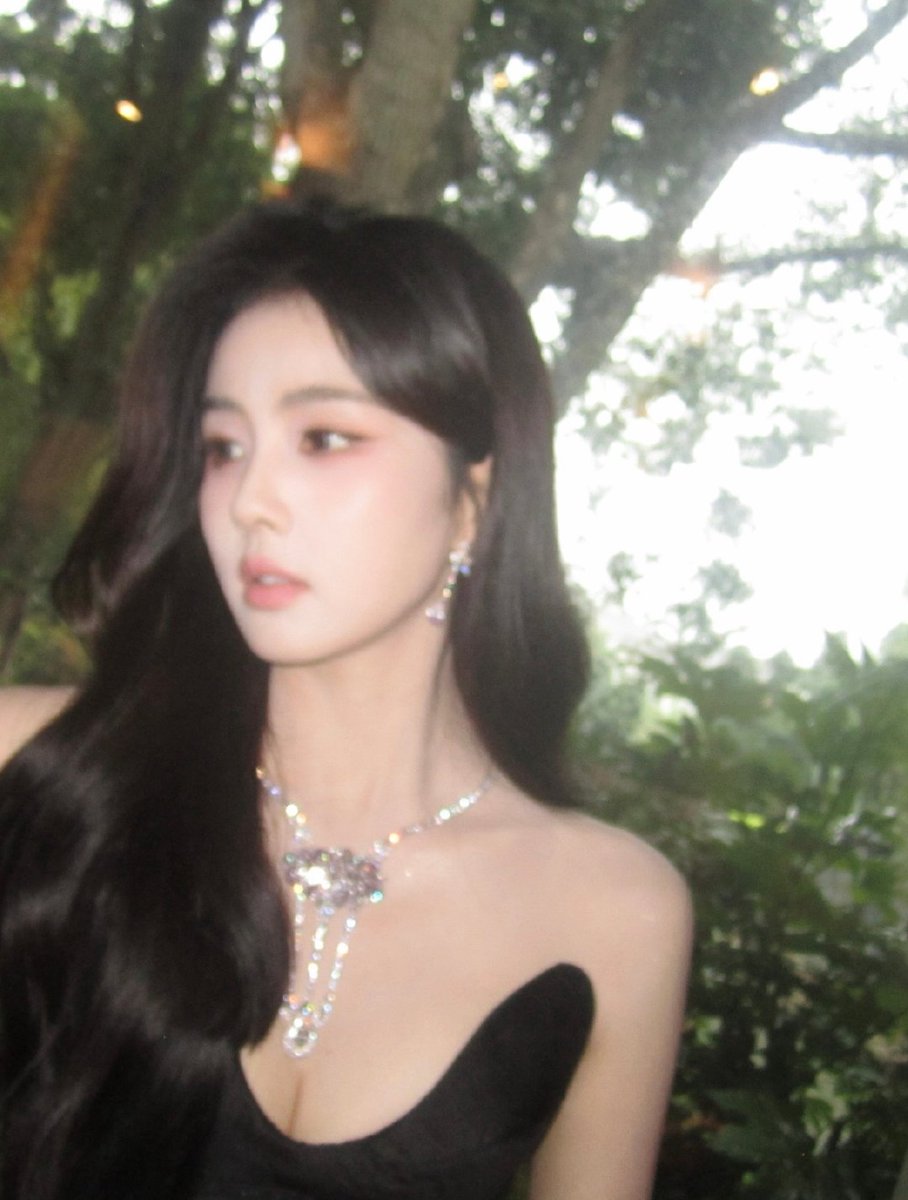 bailuniverse's tweet image. she’s soooooo gorgeous oh my god guys are we seeing her