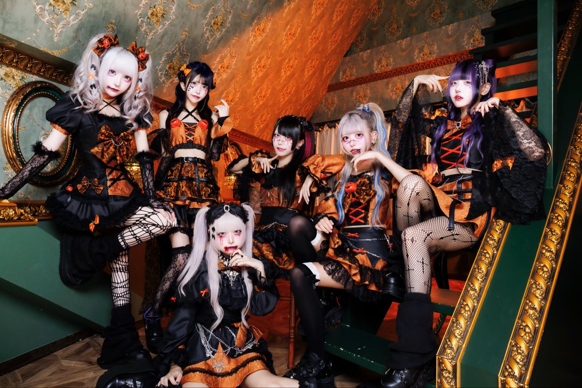 kuraisekai_info's tweet photo. 【💊Halloween 集合アー写公開🧸】

🩵城姫琴︎  ︎︎ ︎︎ ︎︎@kikoto_1019 
🤍御伽ひめの ︎︎︎︎ ︎︎@nekopantisuru 
🩷御來夜さくは ︎︎@saq_o0 
🖤甘依えむ  ︎︎ ︎︎@ikillemu_
💙成宮みり           @nyandayoo_o 
❤️夜叶めあ           @__Xx7qz 

🎃――――🎃――――🎃――――🎃

【11/5(水)恵比寿LIQUIDROOM】

サークルライチ主催 BAND set 3man
『暗闇の轟音』

【時間】開場18:00 / 開演18:40
【料金】前方 ¥6,000 / 一般 ¥2,000 / 招待 ¥1,000 / 1D別
【チケット】
<FC抽選> 9/30 23:59まで
《 https://t.co/A30hlCpqmJ 》
<先着> 10/1 22:00から
《 https://t.co/cSbjfGlcpv 》

💊招待特典🧸

２人▶︎写メor特典会ファストパス
10人招待▶︎1曲撮影可能
20人招待▶︎プリクラ同行or60分お食事

✉️招待事前連絡申請✉️
⚠️11/4 23:59まで

👥招待引換締め切り時間👥
⏰22:00まで

#クライセカイ
#kuraisekai 
#CircleLychee 
#暗闇の轟音