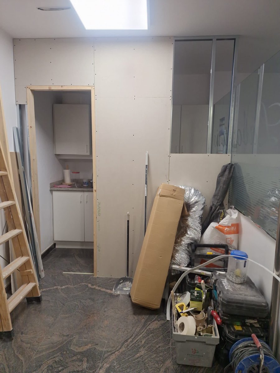 preintser's tweet photo. ¡Buenos días ! En Preintser continuamos trabajando. En esta ocasión implementando en una farmacia dos ambientes de trabajo según normativa. ¡Ya va tomando forma! 👏🏼👏🏼 https://t.co/ztmr20Pzks