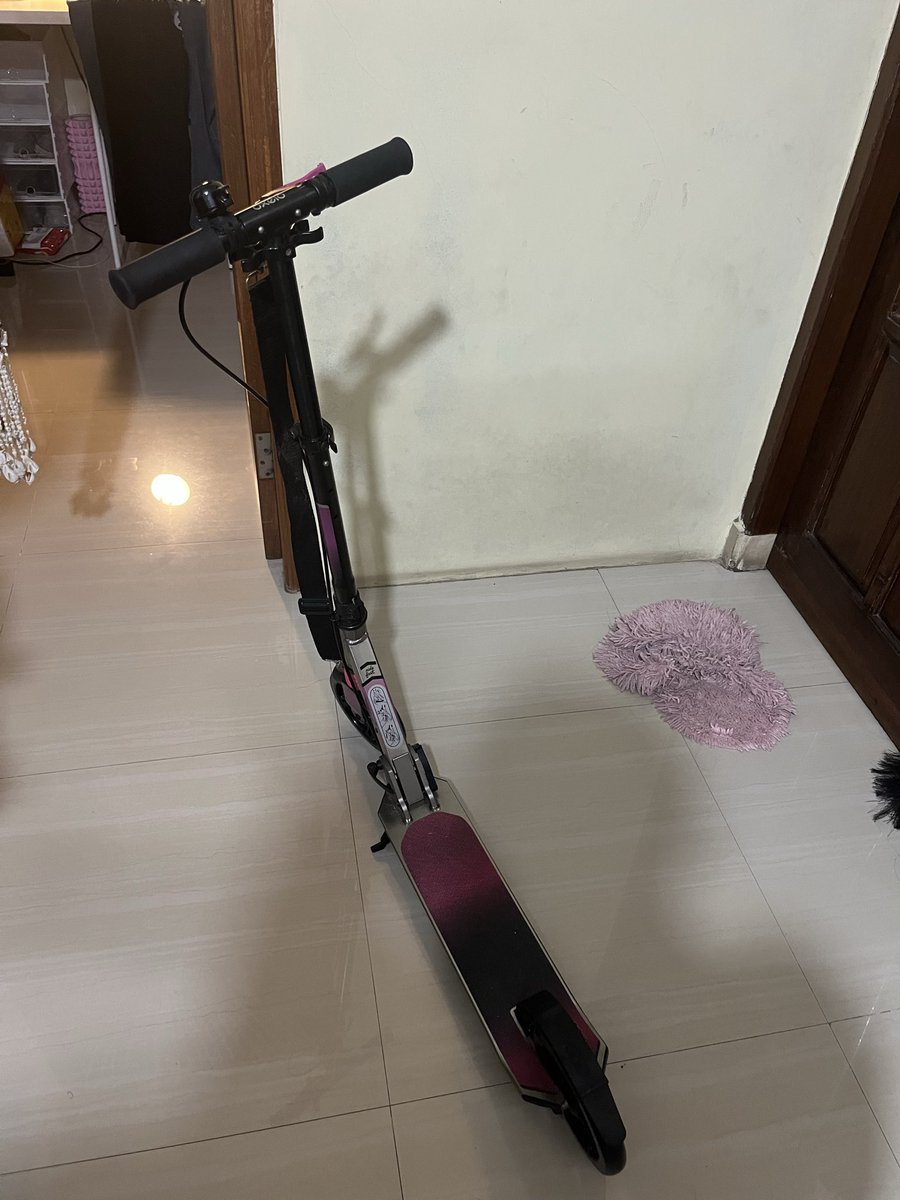 ci_day6's tweet photo. Preloved scooter oxelo mid 9 
- good condition baru dipake beberapa kali
- minus kotaknya
- Harga nego bunda bunda
- dom Jakarta barat bisa cod-an yaaa
- dijual soalnya ternyata gak sempet make nya

#wts #preloved #scooter #oxelo https://t.co/aiBEYq4sJg