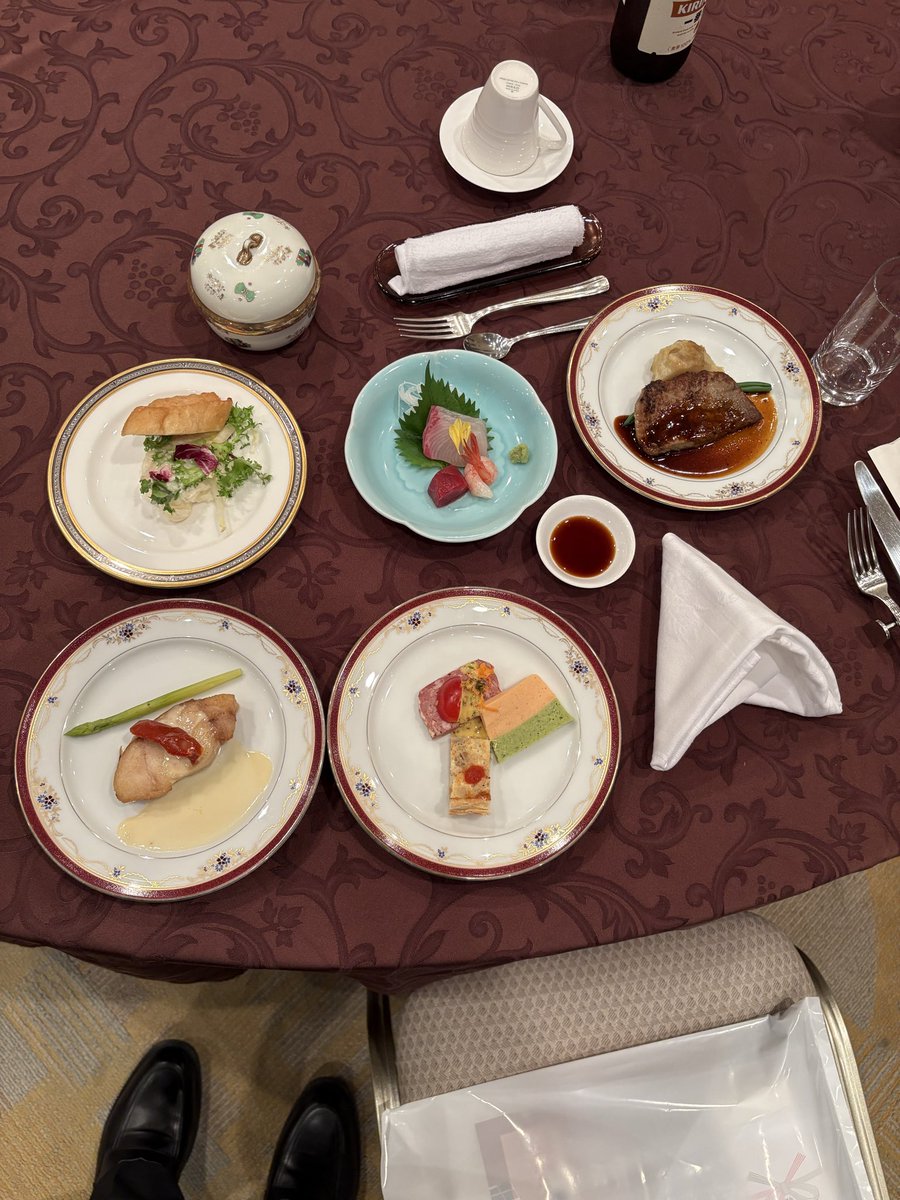 高校同窓会！
会いたかった先生来てなかった！

遅れてる人の料理！
美味しかったです