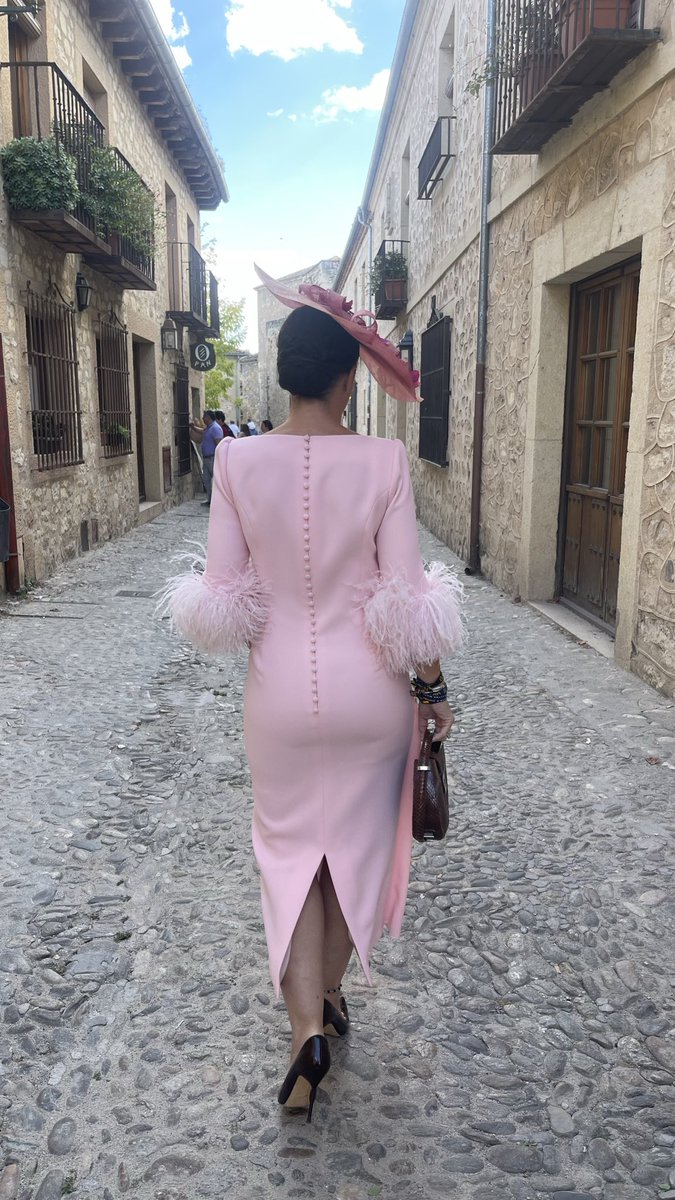 Macarena_Olona's tweet photo. Hoy soy feliz acompañando a una amiga del alma en la boda de su hijo en Pedraza. Porque no solo es ser. También es estar. Lo importante en la vida ❤��� https://t.co/TxMnicFxjm