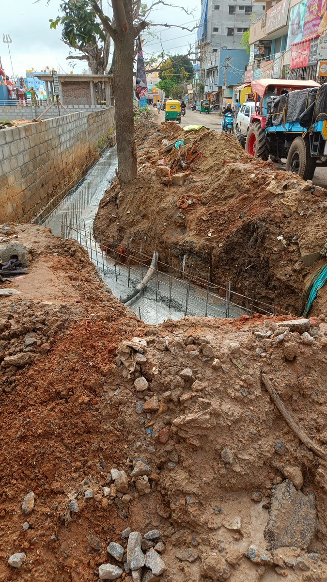 arivuexpress's tweet photo. Thank you Shri.Krishnappa @MkrishnappaMla @MLAMkrishnappa @GBAChiefComm for the prompt action in drain restoration work in #hosaroad. #doddamararoad We trust you provide us a new road in this stretch. @ChristinMP_ @CivicOp_india HAPPY DIWALI 🪔 https://t.co/c5fjpbloWg
