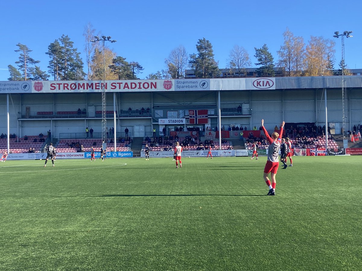 Da kjører vi årets siste hjemmekamp <a href="/StrommenIF/">Strømmen IF</a> -<a href="/HonefossBK/">Hønefoss BK</a>. <a href="/SIFGreyhounds/">Strømmen Greyhounds</a>. <a href="/obosligaen/">OBOS-ligaen</a> neste .