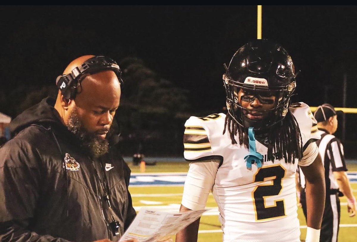 DSACoachHlee_4's tweet photo. The year that @ahunchoo4 is having right now is something special. Through 7 games, he has 16 Offensive Touchdowns, with over 1400 all purpose yards. He also has 6 Interceptions and 2 Pick 6’s!! He has 18 total touchdowns and is doing it on both side!! https://t.co/osmiW247WU
