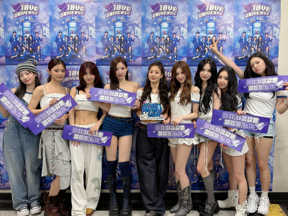 JYPETWICE's tweet image. TWICE 10th Anniversary with ONCE🎉🎂

10년의 추억을 되돌아 볼 수 있었던 소중한 시간! 10주년 팬미팅 [10VE UNIVERSE] 성공적으로 마쳤습니다아🚀

멤버들의 타임캡슐 속에만 담겨 있던 다양한 비하인드 컨텐츠와 식스틴 재연 영상까지! 저희들도 준비하는 내내 많은 순간들이 떠올랐답니다🥹…
