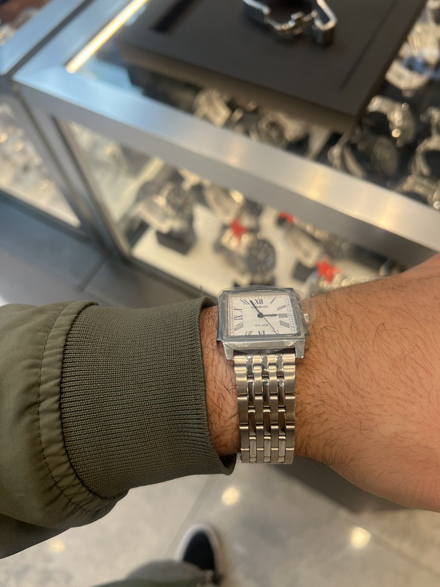 Casio MTP-B190-7BVDF
Tank kasa ,
bilezik çok ucuz hissetiriyor,kaliteli bir deri kayışla seviye atlar. Kasa boyutları çok iyi,sevdim.  
Fiyat 6200+-