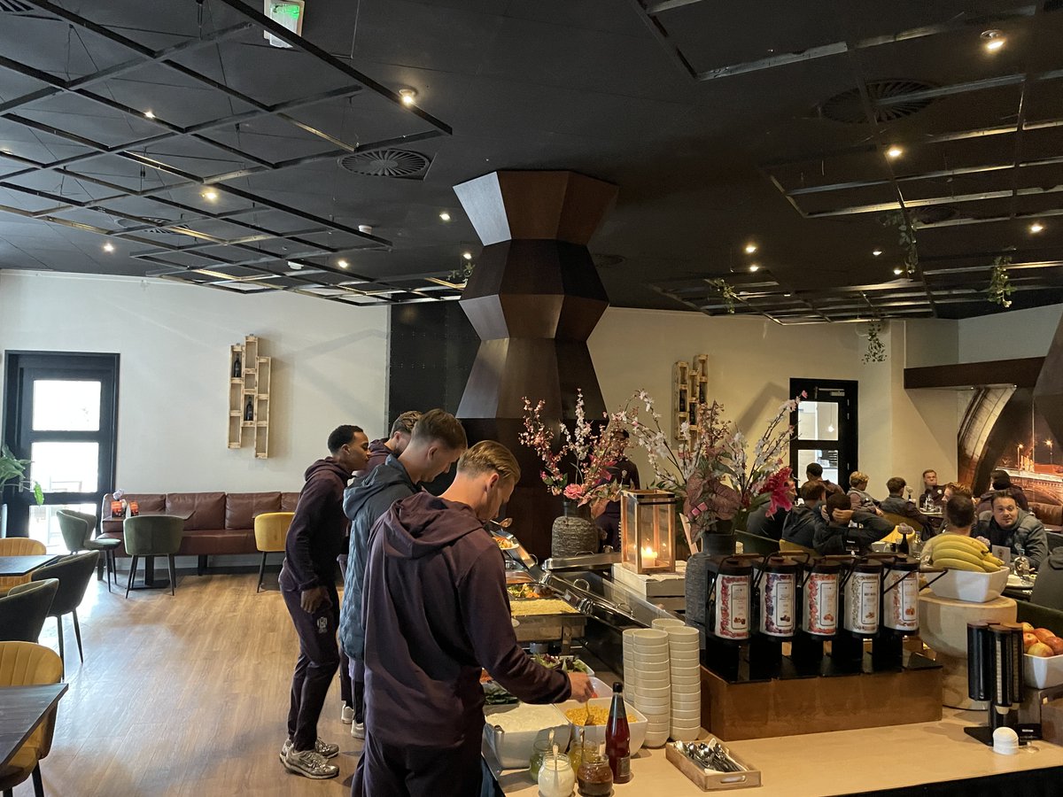 Voorafgaand aan de wedstrijd tegen De Graafschap is <a href="/topossofficial/">TOP Oss</a> te gast bij 𝐅𝐥𝐞𝐭𝐜𝐡𝐞𝐫 𝐋𝐚𝐧𝐝𝐠𝐨𝐞𝐝 𝐇𝐨𝐭𝐞𝐥 𝐀𝐯𝐞𝐠𝐨𝐨𝐫 voor een sportmaaltijd.

Wij danken het team voor hun komst en wensen ze succes!

#GRATOP #TOPOss #Oss #kkd #keukenkampioendivisie #voetbal