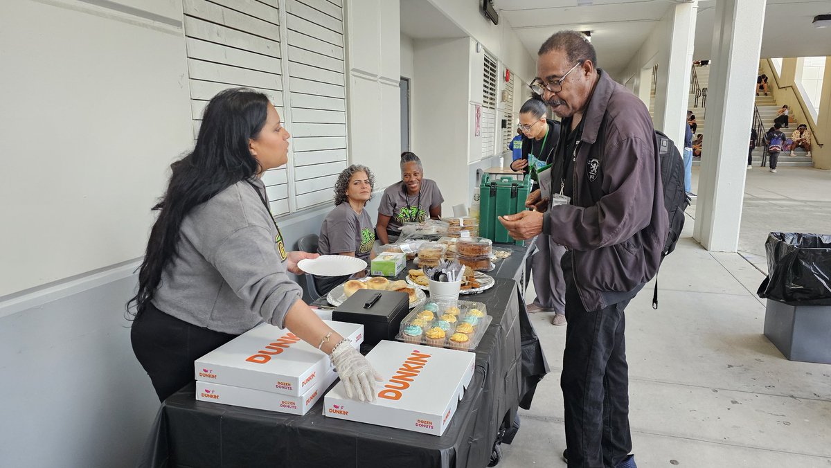 shadrack_henry's tweet image. 🍎 Our incredible PTSA fueled our dedicated staff with an energizing breakfast. Thank you for always pouring into the educators who inspire the next generation! Your support makes a powerful difference every single day.

#StaffAppreciation #EHSPTSA #ThankYou