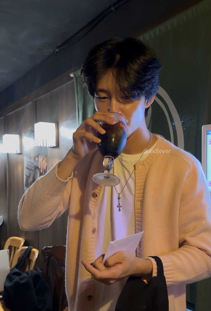 dkeellover's tweet image. 홍경 영원히 제로콜라 마시고 우리는 점점 취함••ㅋㅋ