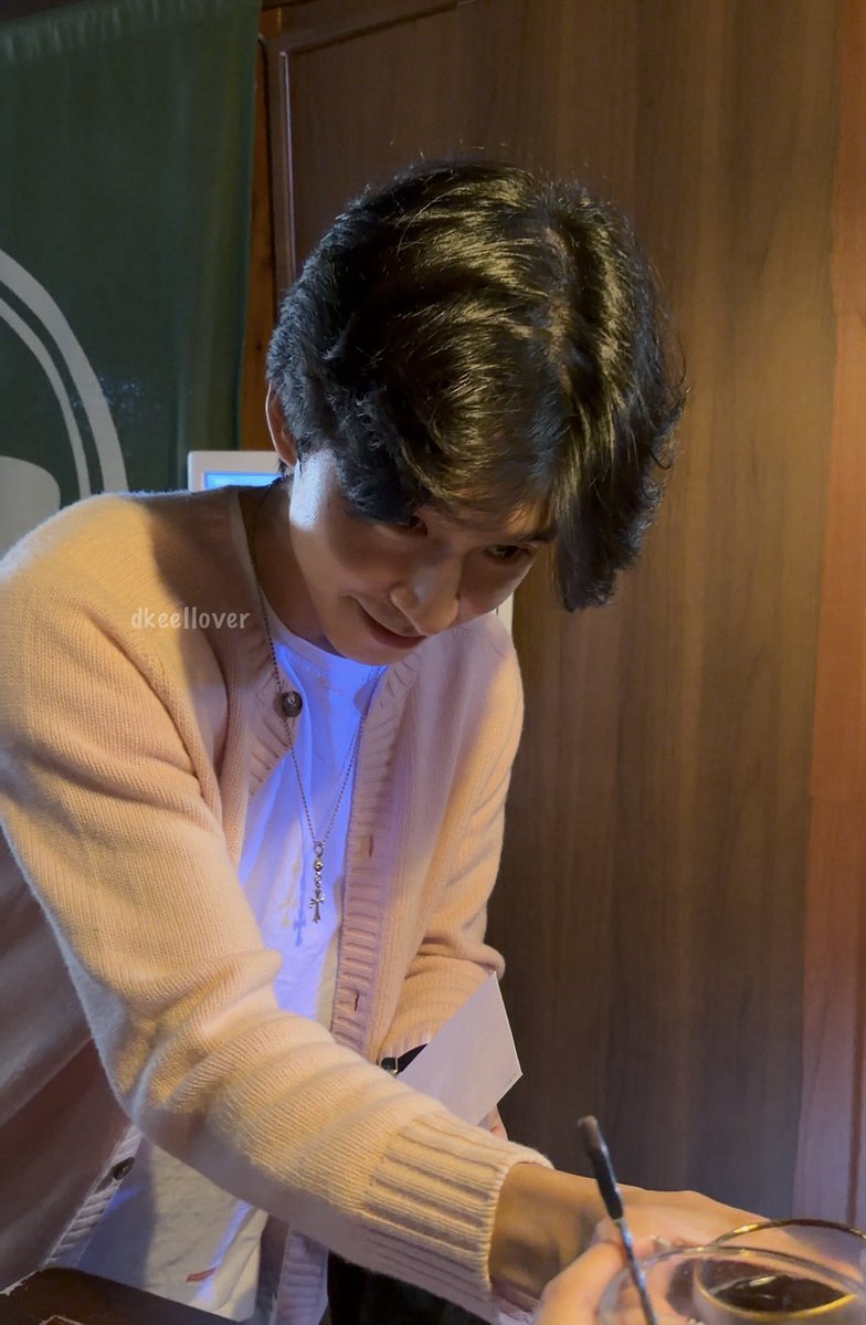 dkeellover's tweet image. 홍경 영원히 제로콜라 마시고 우리는 점점 취함••ㅋㅋ
