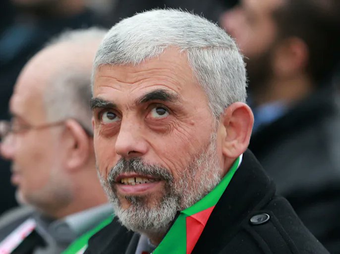 إلى سيد الشهداء ورئيس اركان المقاومة الشهيد الحي #يحيى_السنوار،
فَإِنِّي أحمد إليك اللَّه الَّذِي لا إله إلا هُوَ، أَمَّا بَعْدُ

بلغني أنك لم تتركْ منازلةً إلا وكنتَ في قلبها، ولا عبوةً إلا زرعتَها، ولا رصاصةً إلا أطلقتَها.

وبلغني أنك أقبلتَ على العدوّ غيرَ مدبِرٍ، منذ أن