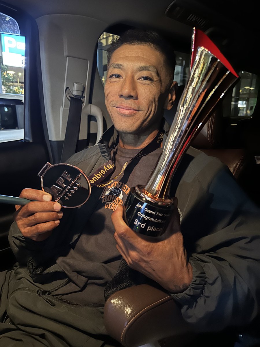 初めてのフィジークコンテスト‥
筋トレ1年１ヶ月で絞り始めてめちゃめちゃデカいヤツらと競って‥

３位ゲットだゼ🥉