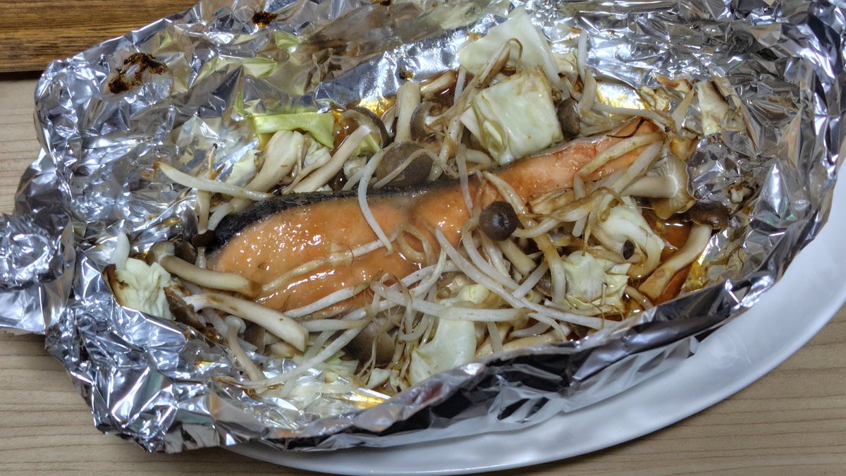 <a href="/TISD622/">TISD622</a> さんに貰ったたれ。
味噌味だからちゃんちゃん焼き風ホイル包み焼きにしてみた。