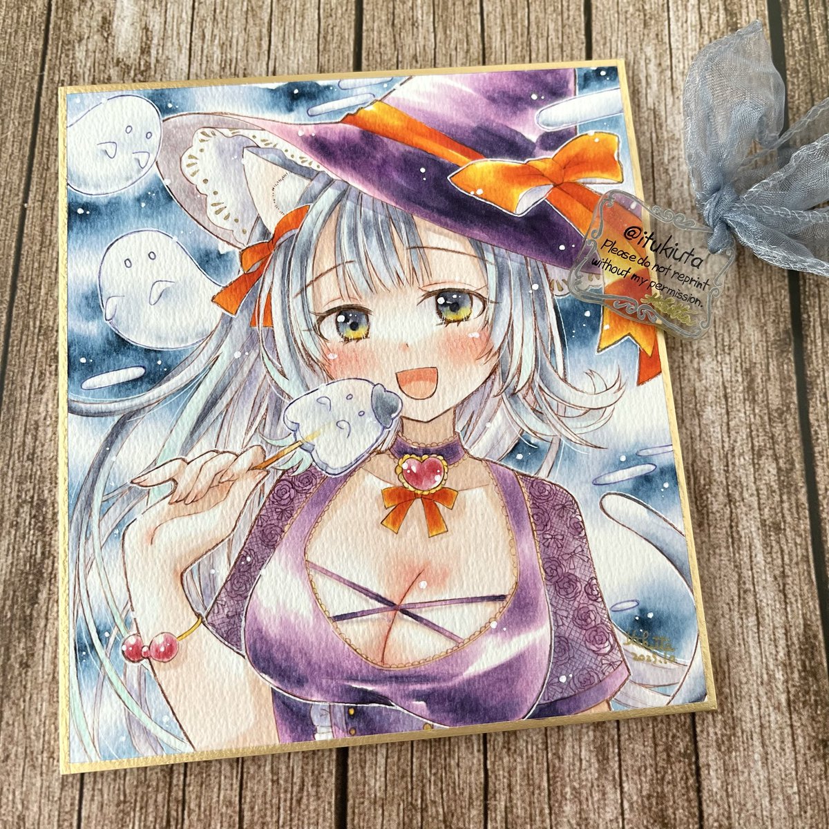 初めてサイズの色紙だし、初めての水彩紙だしでドッキドキのお絵描きでした✨
色紙は消しゴムしても紙がぐしゃぁってならないとこが良いね！
水彩紙らしくふんわりとした仕上がりになってます👻🎃