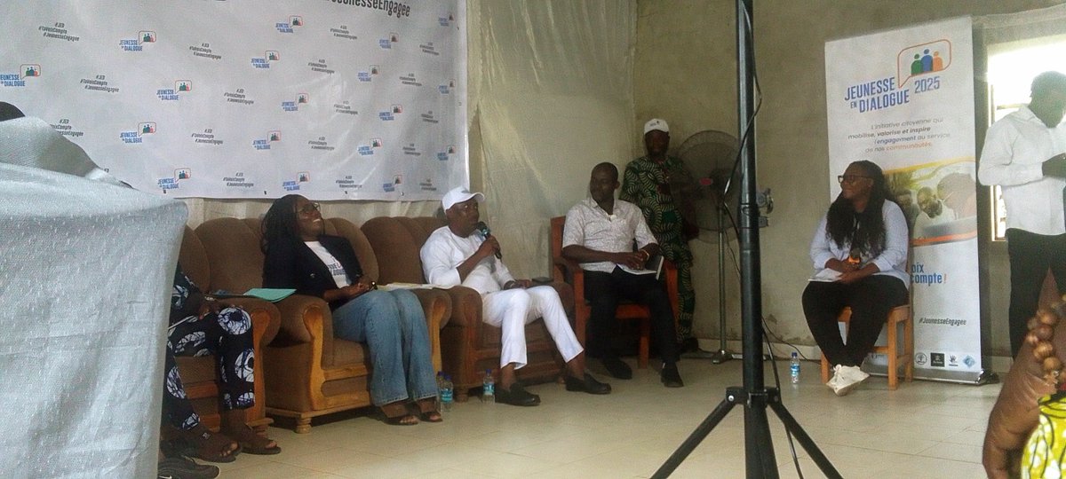 ''Aujourd'hui, il ne s'agit plus seulement de postuler, mais il faut se créer un réseau ''. Le panel a longtemps martelé l'importance de se mettre en relation avec les autres pour tirer son épingle du jeu en tant que jeune.

#JED #TaVoixCompte #JeunesseEngagée