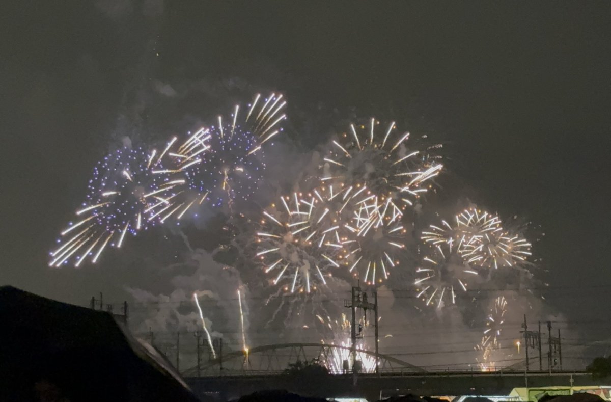 淀川花火大会圧巻でしたが、ゲリラ豪雨によりフィナーレのみ中止に。
びしょ濡れになりました🌧️