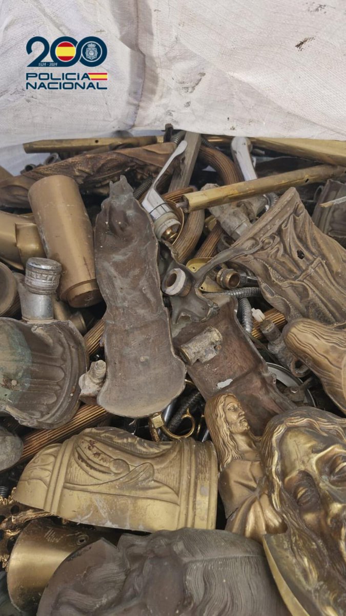 CopeZaragoza's tweet photo. 👮‍♂️ La @policia hará un inventario y una exposición pública con todo el material recuperado que fue robado en el cementerio de #Torrero.

🪦 El peso de los 500 objetos robados asciende a más de una tonelada de metal entre bronce, latón, plata y cobre.

👉 https://t.co/hU8tWs38UY https://t.co/49CM4Nf7V6