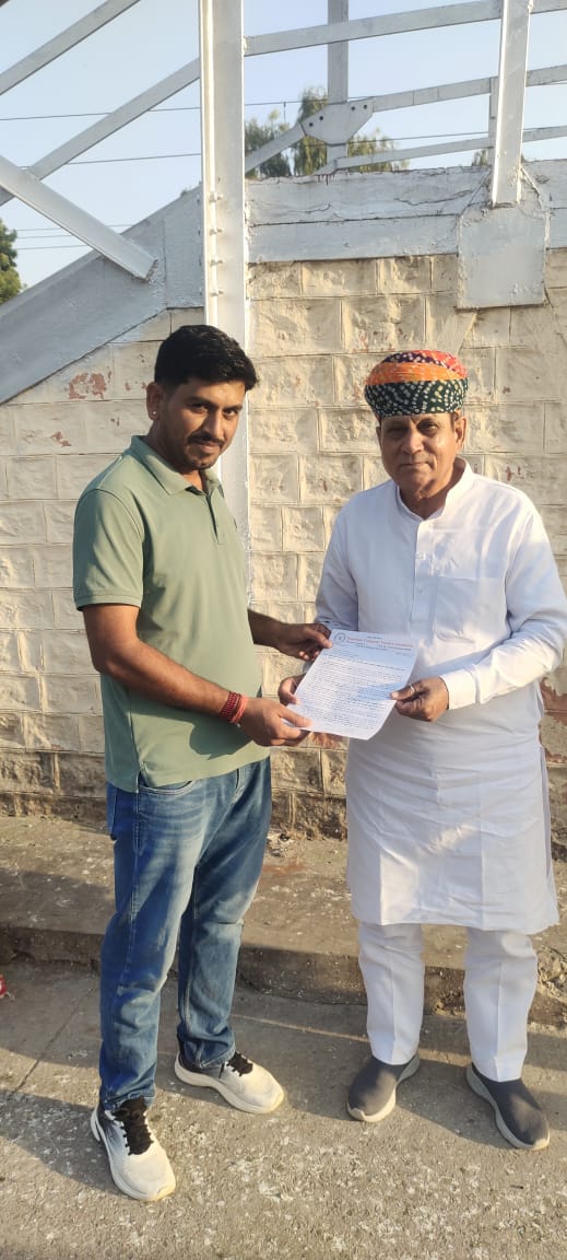SaanjuKansingh's tweet image. डेगाना विधायक श्रीमान अजय सिंह जी किलक को कंप्यूटर अनुदेशकों की कैडर और वेतन विसंगति संबंधित ज्ञापन सौंपा , माननीय विधायक जी ने शिक्षा मंत्री जी और शिक्षा सचिव जी से वार्ता कर समाधान का आश्वाशन दिया|
@AjaysinghKilak