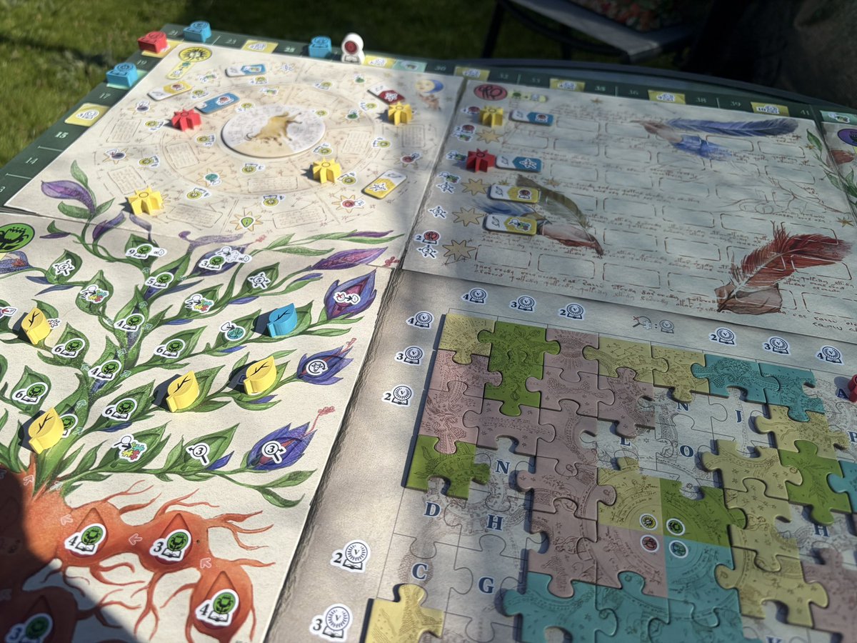 Guapísimo el Voynich Puzzle de <a href="/Woodys_3d/">Dani Garcia</a>. Mola mucho como hay que ir moviendo piezas entre los diferentes mini juegos para encontrar los combazos. Y como se mejoran las cartas es un buen puzzle cerebral. Funciona de lujo en solo y a 2. Ojo que puede dar un AP importante. Juegazo