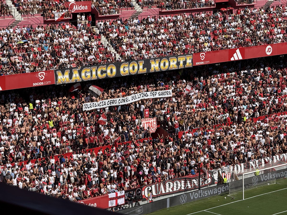 AlvaroRamos00's tweet photo. Pancarta y ovación, precioso gesto de la afición del Sevilla con el caso de Sandra Peña.

👏🏼❤️ @diarioas https://t.co/Rb1JfchDEM
