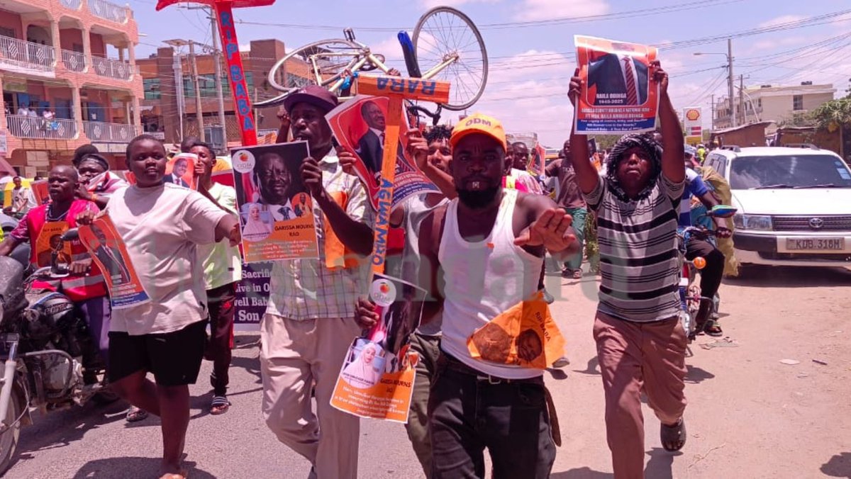 StandardKenya's tweet photo. A group of youths took to Kismayo Road in Garissa Town, marching peacefully to mourn the late ODM leader Raila Odinga.
Photos by: Abdimalik Hajir https://t.co/iRv1mFnTSm
