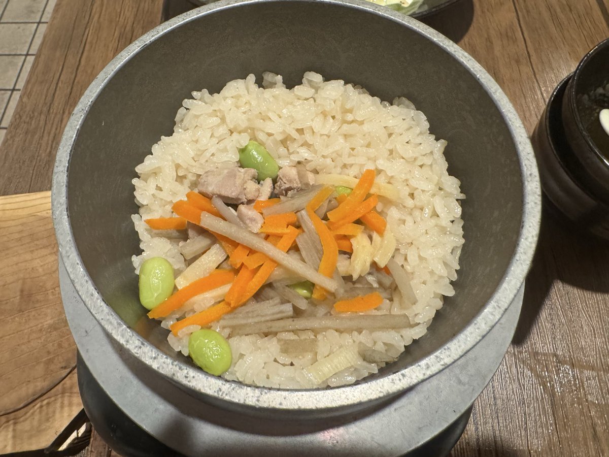 ずっと気になってた居酒屋に行ってきました！

お酒飲めないから料理を堪能！
鶏肉美味しかった〜！