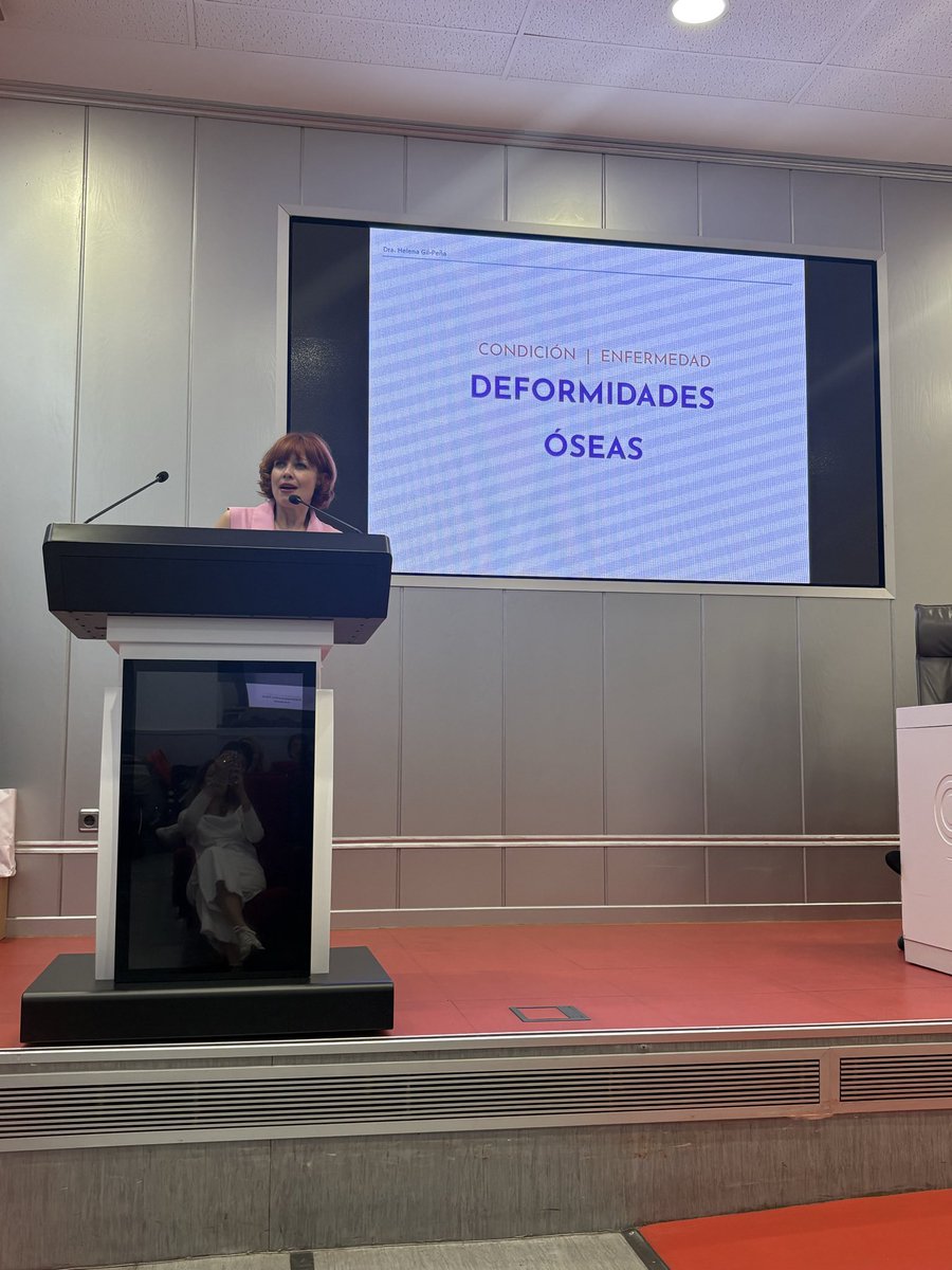 La doctora Gil Peña expone lo que ha supuesto el tratamiento con Burosumab. Este tratamiento mejora la calidad de vida de los pacientes pero no consigue el crecimiento de los huesos largos #JornadaAERyOH2025 #EnfermedadesRaras #raquitismos