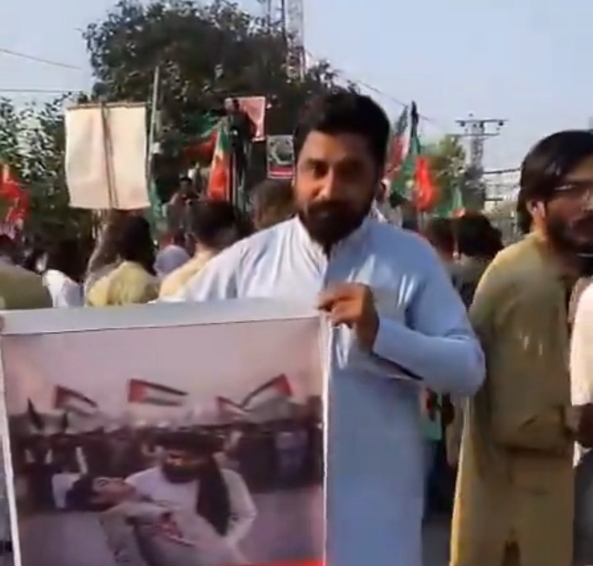 الحمدللہ ہمارے لیڈر نے ایسی تربیت کی ہے کہ ہم اپنے سے اختلاف رکھنے والوں پر بھی برا ٹائم آئے تو ہمت کے ساتھ کھڑے ہوتے ہیں ۔

#گولی_کیوں_چلائی