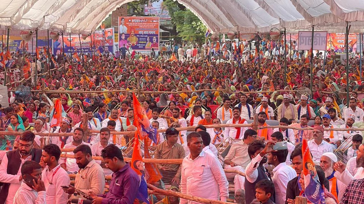 कल रामलीला मैदान, मड़ियाहूं, जनपद - जौनपुर में बोधिसत्व डॉ० सोनेलाल पटेल जी के परिनिर्वाण दिवस के अवसर पर उपस्थित जनसैलाब को संबोधित करने का अवसर प्राप्त हुआ उपस्थित जनसैलाब से ये सिद्ध हो गया कि डॉ० साहब की देह का परिनिर्वाण अवश्य हुआ है उनके विचारों का नहीं, वो आज भी अमर हैं...