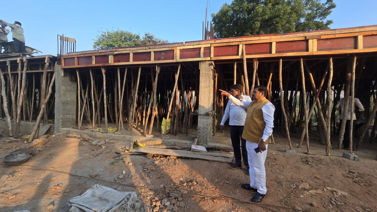 kuberdindor's tweet photo. આજ રોજ સંતરામપુર તાલુકાના ખેડાપા (નવીગડી) પ્રતાપગઢ પ્રાથમિક શાળાના નિર્માણાધીન ભવનના સ્થળ મુલાકાત લીધી. https://t.co/MjdzyCA1oo