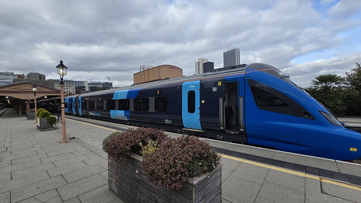 DanSpotter86's tweet image. Heres a Shot i didn't think of getting as Brand New Striking @chilternrailway Class 68020 is seen at Birmingham Moor Street Station on 10/10/25 bound for 3N06 Birmingham Moor Street to Bicester North.  #Chilternrailways #Chiltern #Class68 #Birmingham #WestMidlands #NewLivety