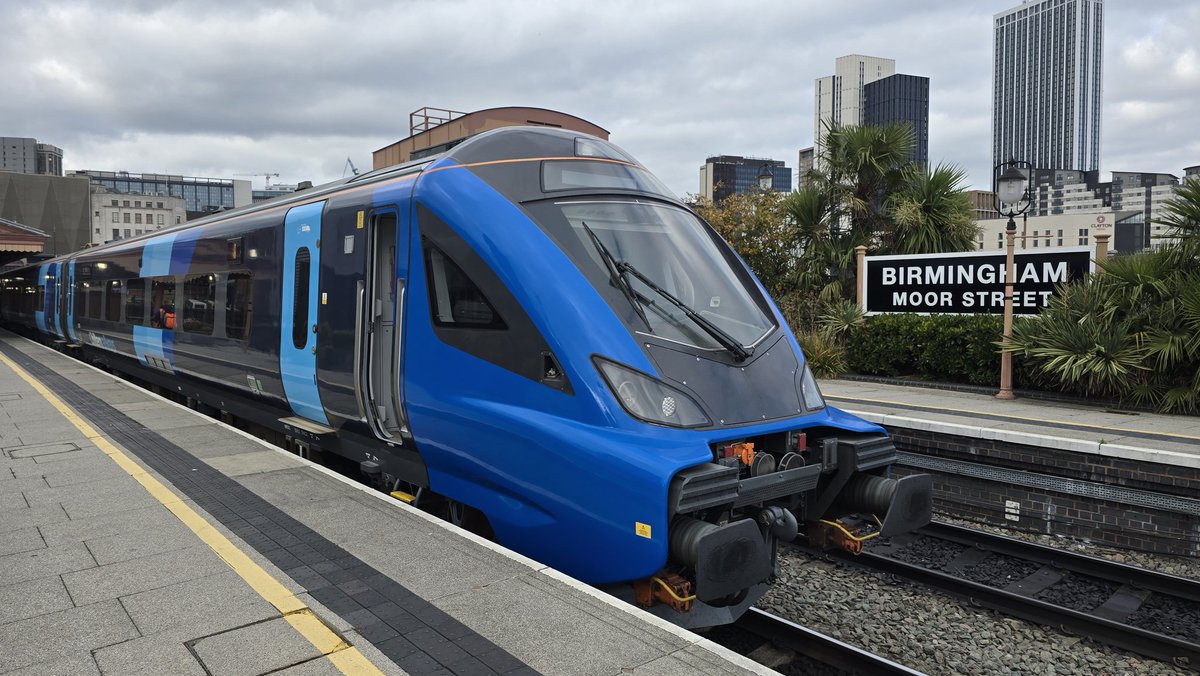 DanSpotter86's tweet image. Heres a Shot i didn't think of getting as Brand New Striking @chilternrailway Class 68020 is seen at Birmingham Moor Street Station on 10/10/25 bound for 3N06 Birmingham Moor Street to Bicester North.  #Chilternrailways #Chiltern #Class68 #Birmingham #WestMidlands #NewLivety