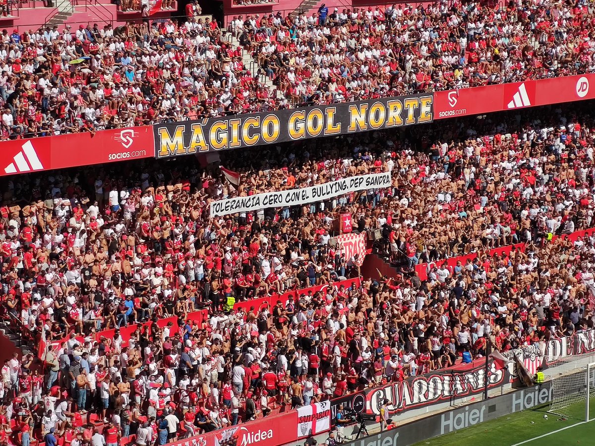 SevillaActual's tweet image. 🔴 La afición del Sevilla FC hace un pequeño homenaje a Sandra: «Tolerancia cero con el bullying, DEP Sandra»