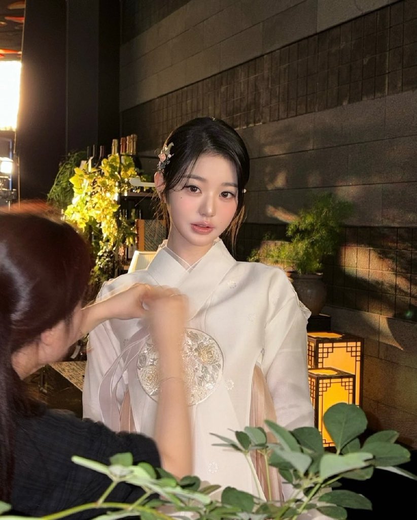 【theqoo Hot Post】251018
Title: IVE's Jang Won Young, the Princess, has updated her Instagram (Shooting in early spring 2025♡)