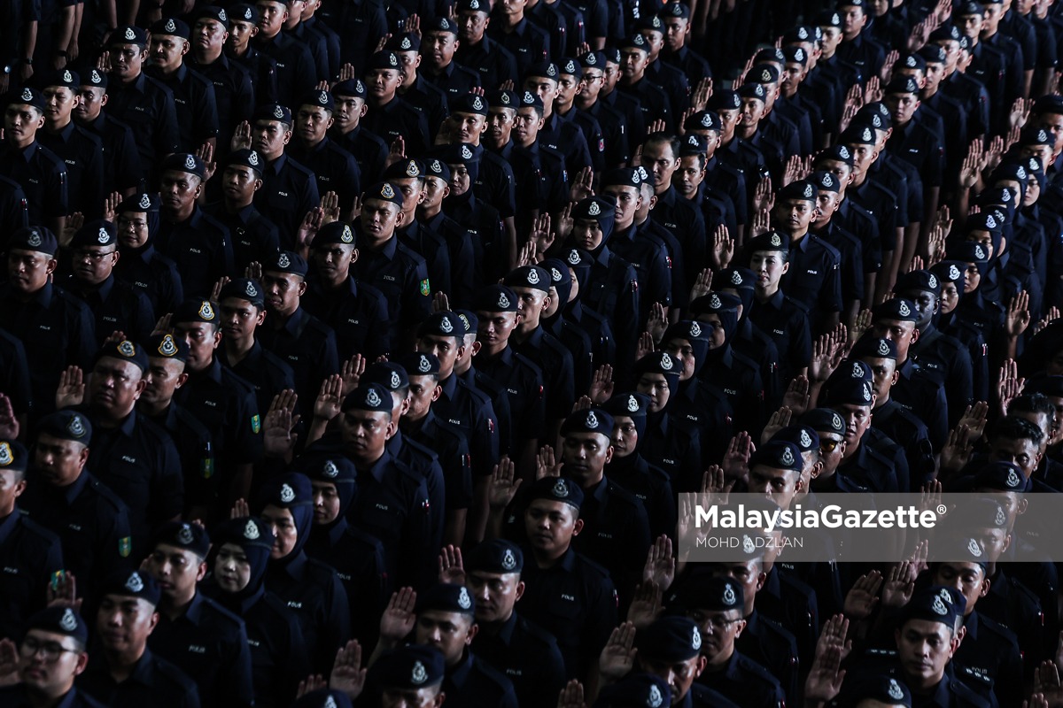 Puluhan Ribu Polis Bersiap Sedia #ASEANSummit #PDRM 

Seramai lebih 10 ribu anggota Polis Diraja Malaysia (PDRM) bersiap sedia dalam Taklimat Penugasan Sempena 47th Asean Summit and Related Summits yang disampaikan oleh Timbalan Pengarah Jabatan Keselamatan Dalam Negeri dan