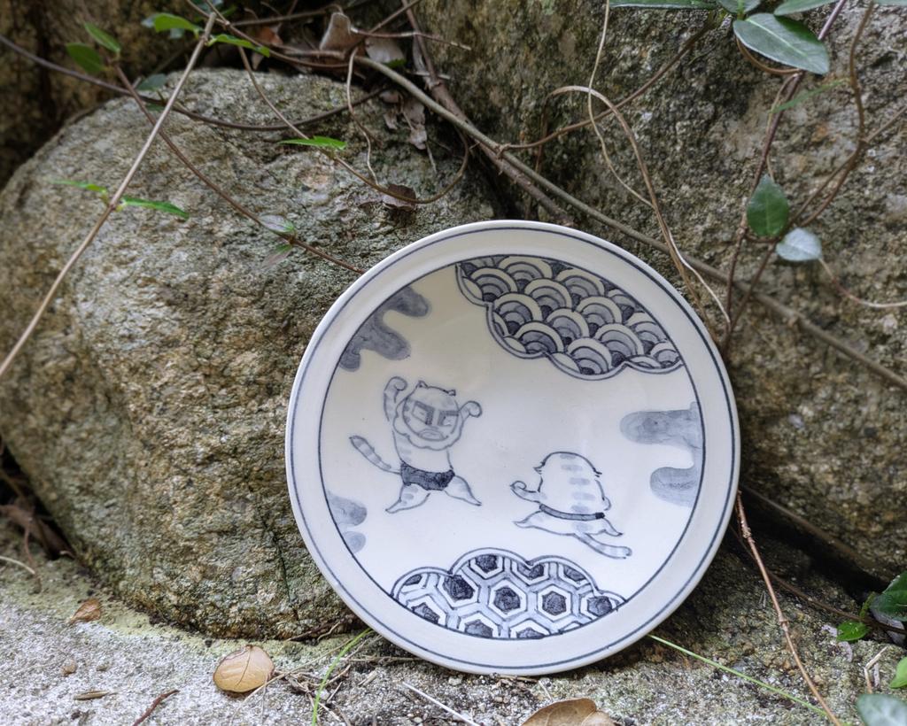 タイガーマスクをかぶった猫と、イカ耳の黒帯トラ猫の戦いを描いたネコプロレス。豆皿です。
オンラクルさんの企画展でお取扱いいただきます。詳しくはコチラまで↓
instagram.com/on_la_cru?igsh…