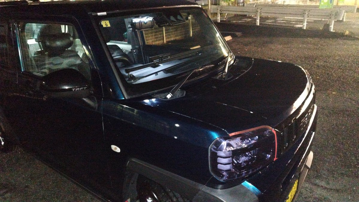 約2ヶ月ぶりの手洗い洗車。
今日は主にホイールの鉄粉取りと、窓ガラスの撥水加工を行いました。

DETAIL ARTIST　の液剤の、香水のような香りがキツイ。

#タフト
#TAFT