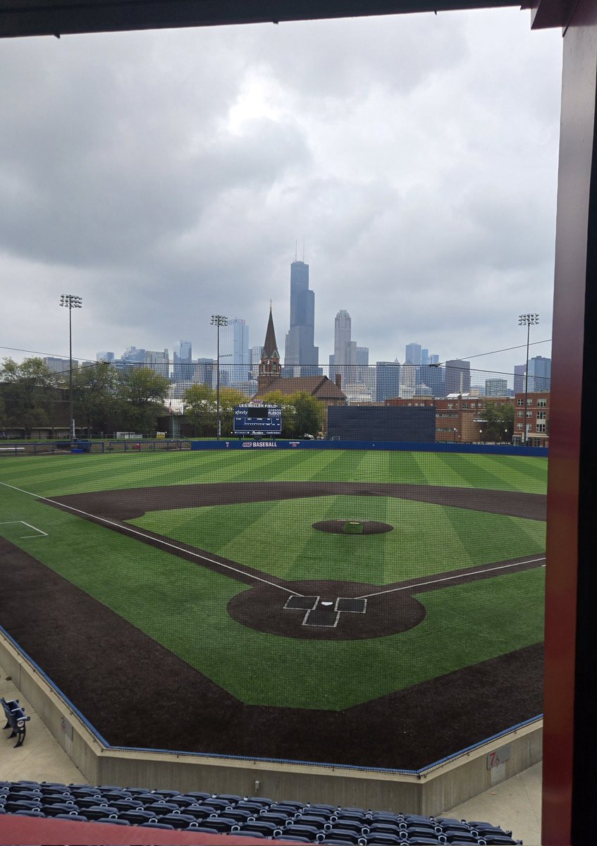 lincoln_boersma's tweet photo. Enjoying the Chicago Skyline from Curtis Granderson Field at UIC โพ๏ธ #UICFlames #ChicagoBaseball #CurtisGrandersonField https://t.co/z1SoZzPSvi