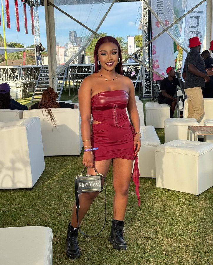 ๐ก๐ธ๐ท๐ท๐ (@natron_02) on Twitter photo Given the chance, who would you take home?....
Kikky                    Or       Yayha Given the chance, who would you take home?....
Kikky                    Or       Yayha