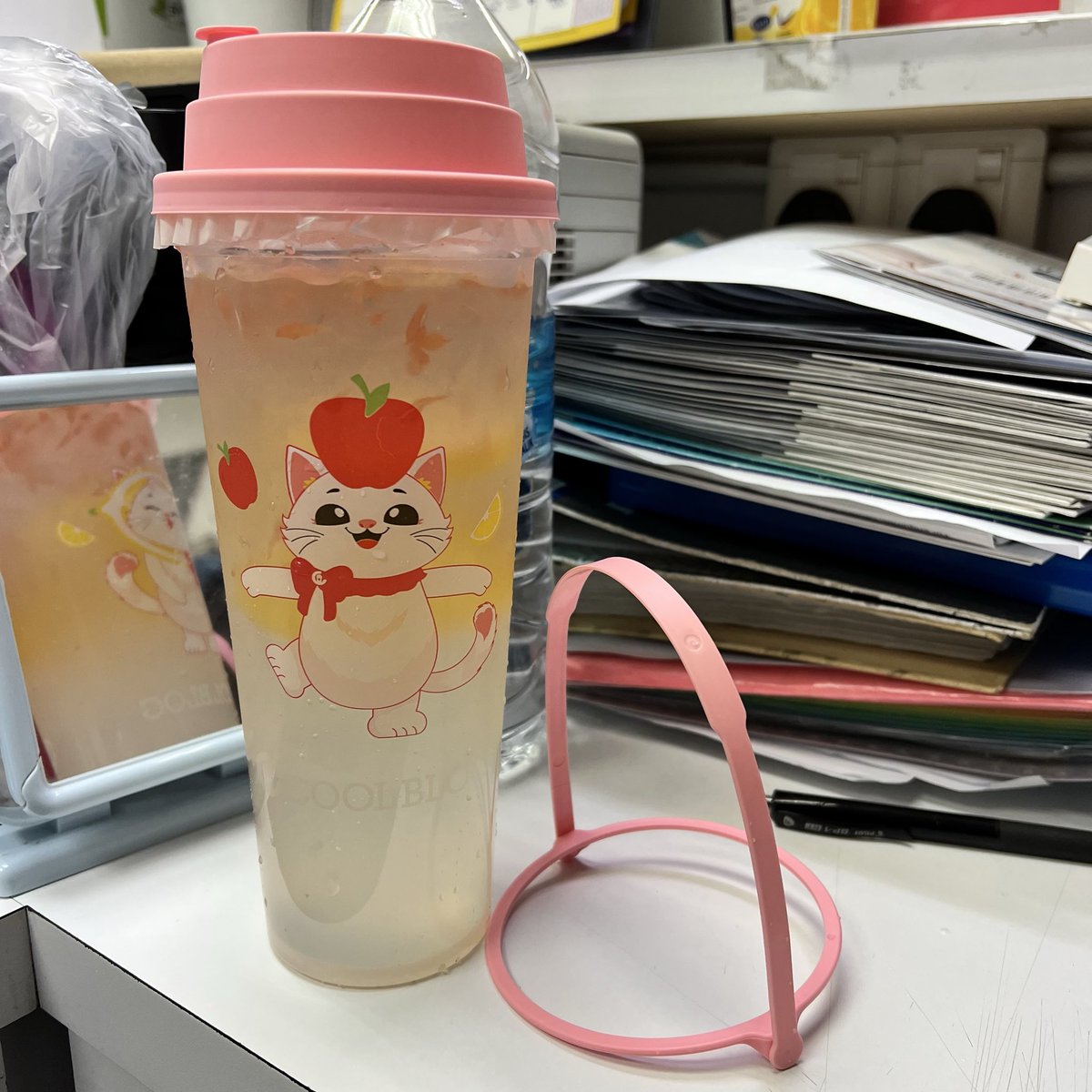 babymochiiing's tweet photo. It’s 1 Litre gaissss and yaaasss its big af but the lemonade has bits and jelly inside and taste so goodge imma def buy it again #coolblog 

p/s: the cup is reusable so worth it 🥰 https://t.co/ceWEbUo6np