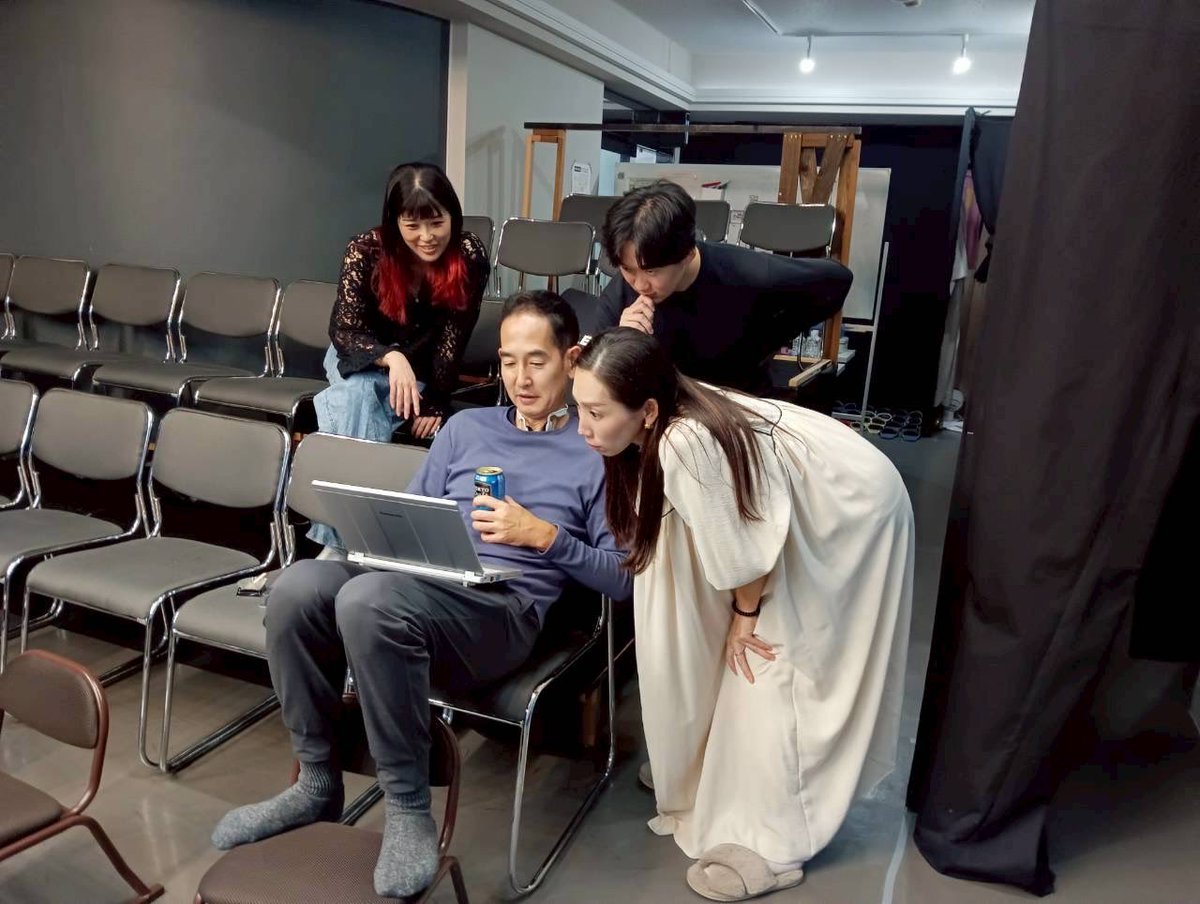 明日で羊町三丁目終わるってよ！？

今回あんまりポスト出来てなくてすみません🙇‍♀️

写真、色々載せときます📷

①『フルハウス』曽ヶ端役の初演の2人と
②あやちゃんのマミーがくれたお稲荷さんと柿と共に
③何人かでご飯行って1話目メンバーと
④打ち上げのピザ何頼むか真剣に悩む大人たち