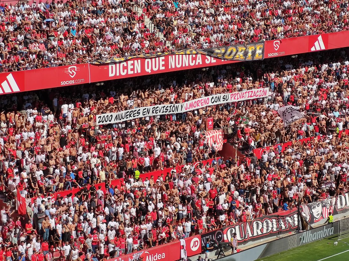 SevillaActual's tweet image. 🔴 Gol norte tampoco se olvida del escándalo de los cribados de cáncer de mama
➡️ En la pancarta se puede leer: «2000 mujeres en revisión y J.Moreno con su privatización»