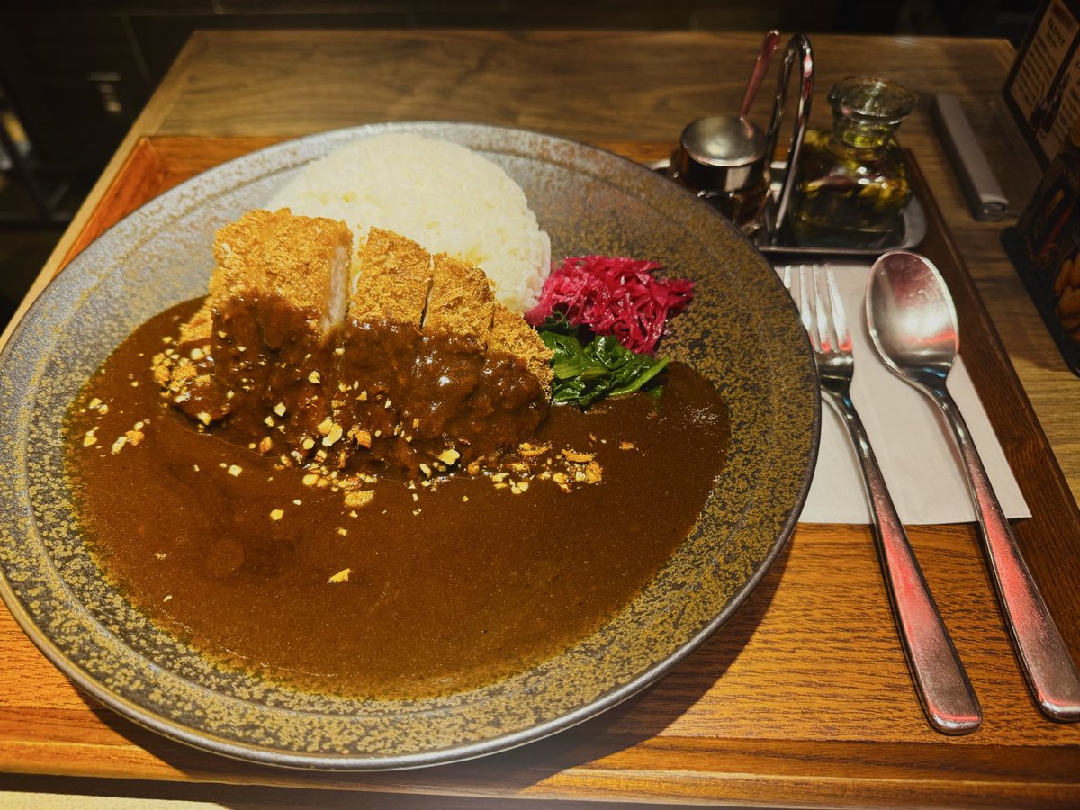 カツカレーが食べたいという欲が昨日寝る前に急に襲ってきた。🤔
なので、今日ちゃんと食べに行ってしまった😋