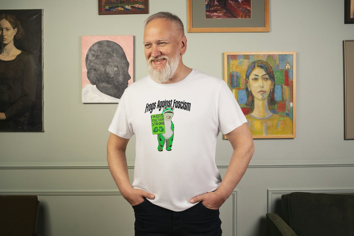 "Frogs against Fascism - Portland Edition"
Heavy cotton 909 Art T-Shirt
#PortlandFrog #Portland 
909art.co.uk/product-page/f…