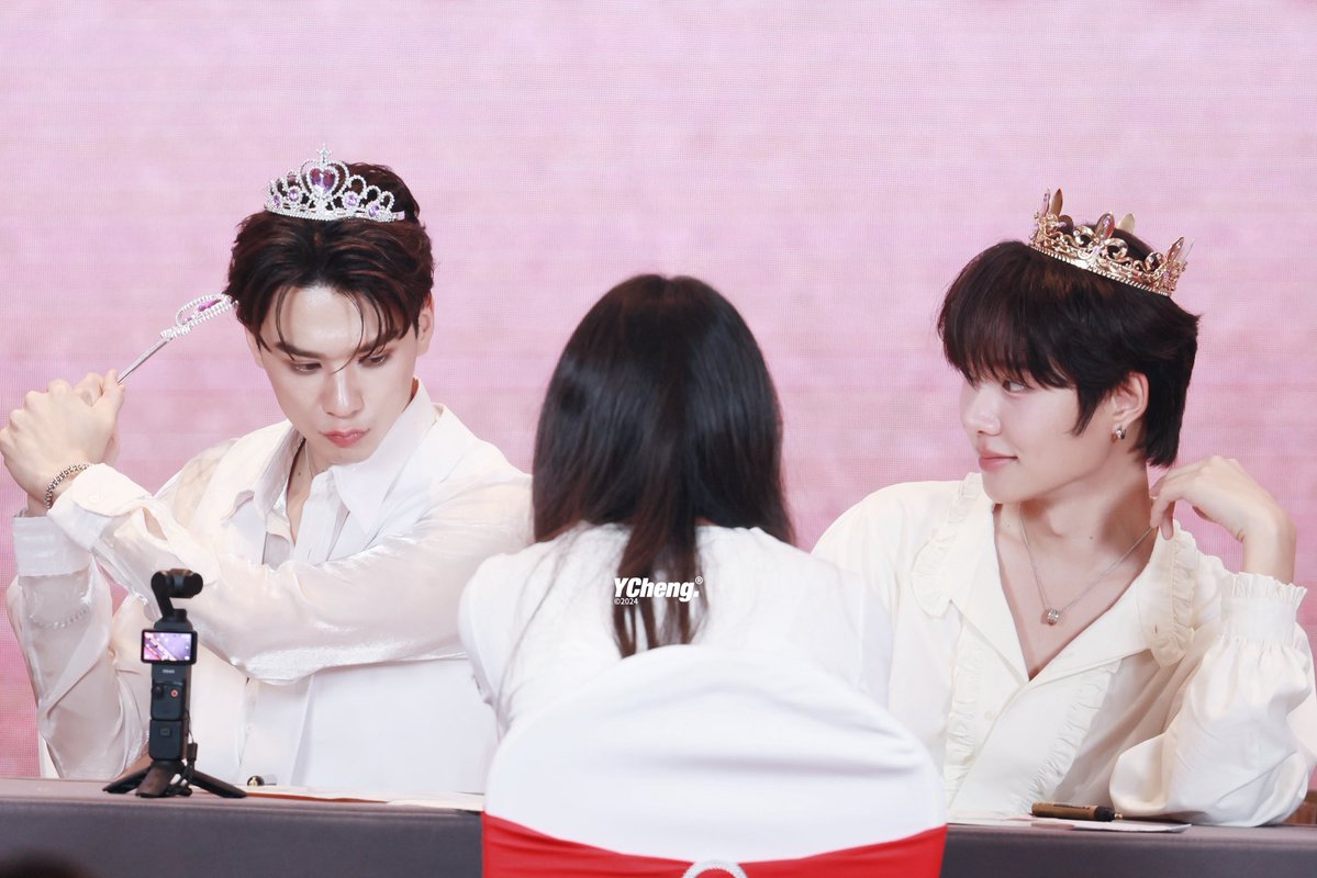 ycheng1205's tweet image. 🐰always smiles and looks at 🦆
Cutee
🦆🐰
#KengNamPingFSinShanghai
#KengHarit & #nampingster
#KengNamping #เก่งน้ำปิง